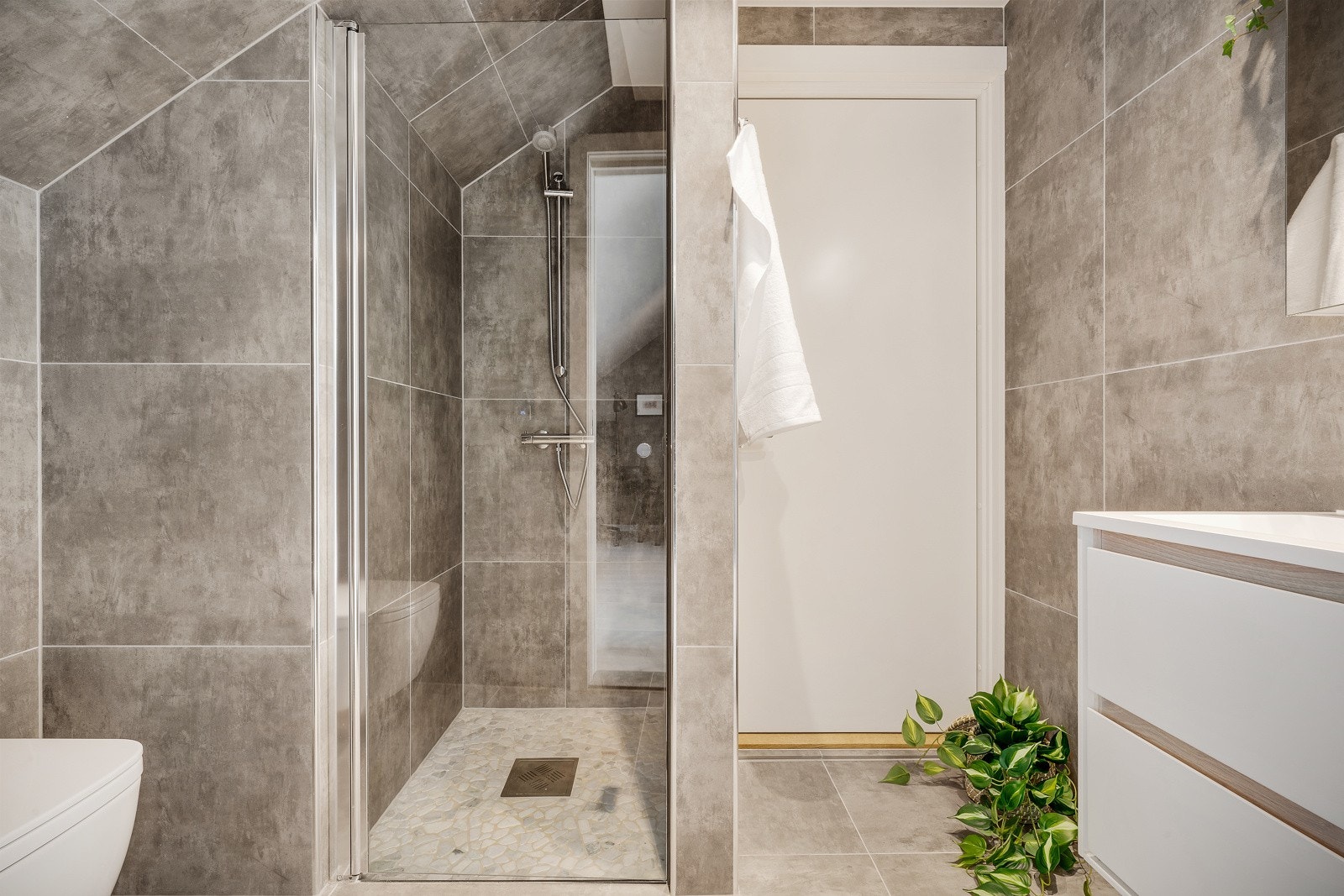 Bad 2 har også fine fliser og detaljer. Her er også nødutgang. Galleribilde