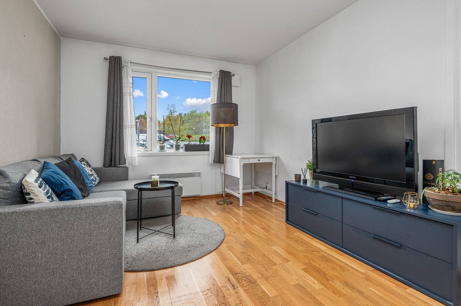Leiligheten har en separat hybel på 18,5 m² med egen inngang og nøkkel. Hybelen består av en entre, allrom og baderom. Utleiedelen sikrer faste leieinntekter hver måned som dekker det meste av felleskostnadene. Galleribilde
