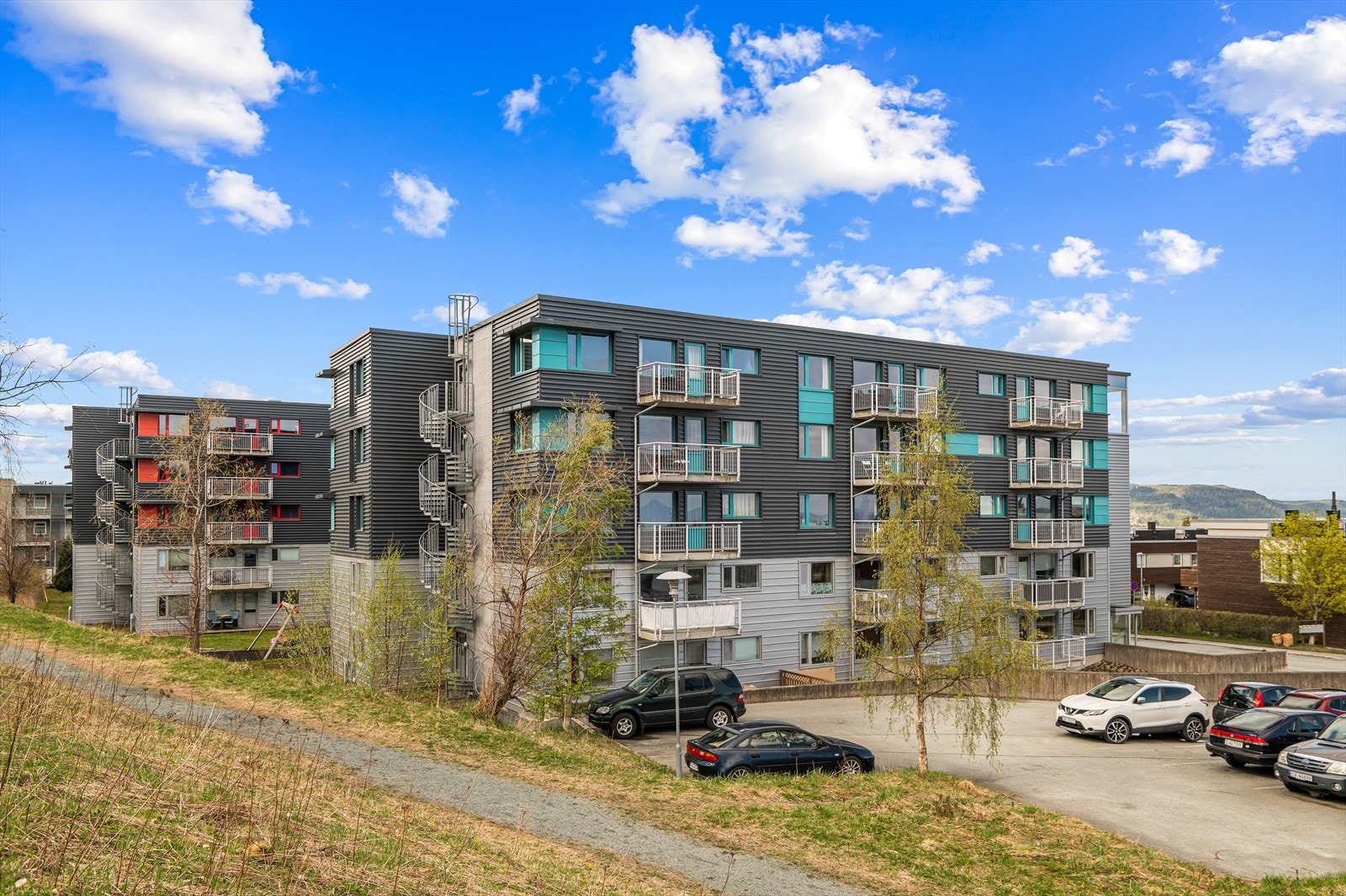 Det er mulighet for parkeringsplass utenfor blokkene i regi av borettslaget, det er også mulighet for å leie i p-kjeller med el-tilkobling. Galleribilde