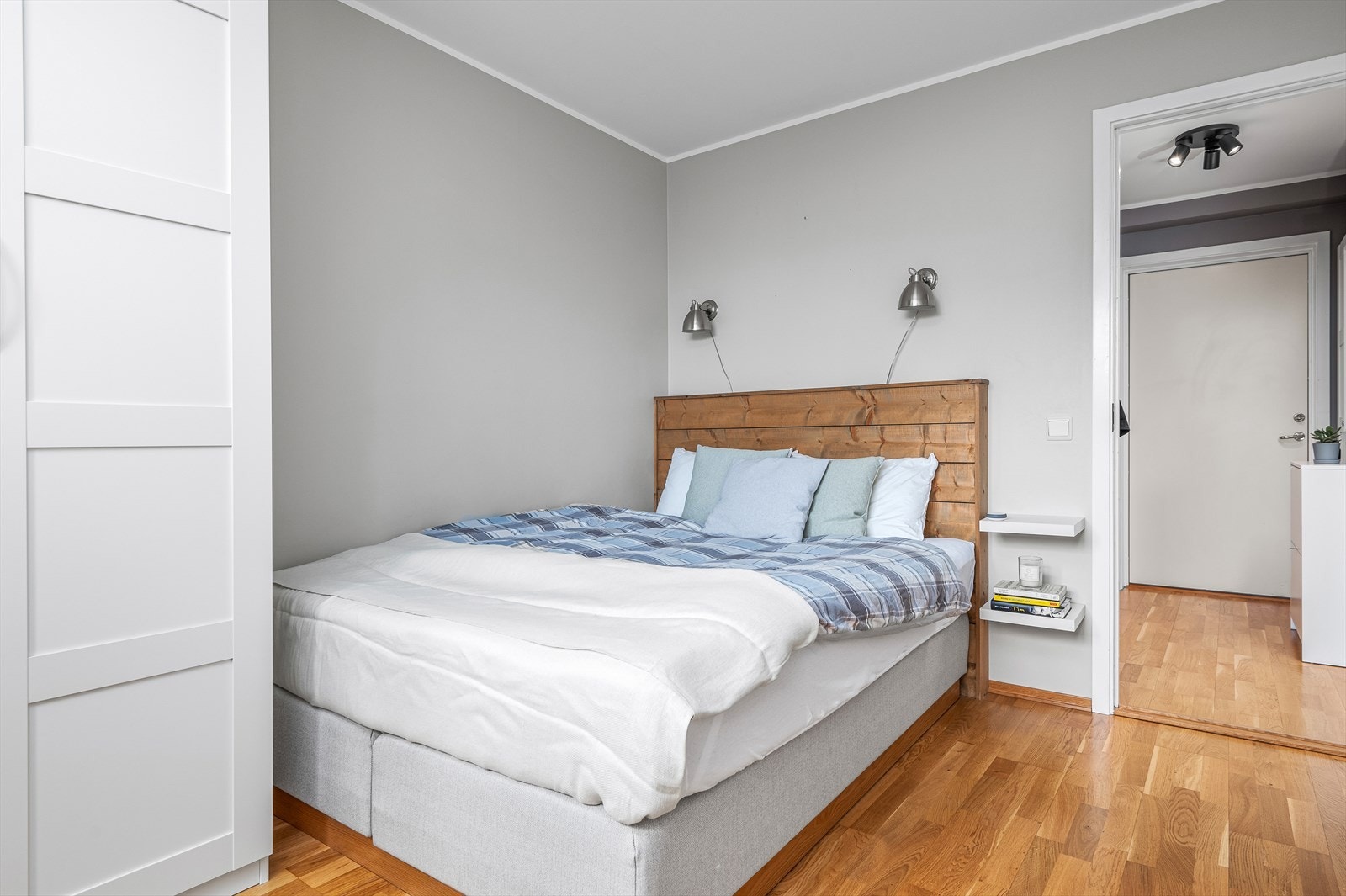 Leiligheten har et romslig soverom på 10,5 m². Galleribilde