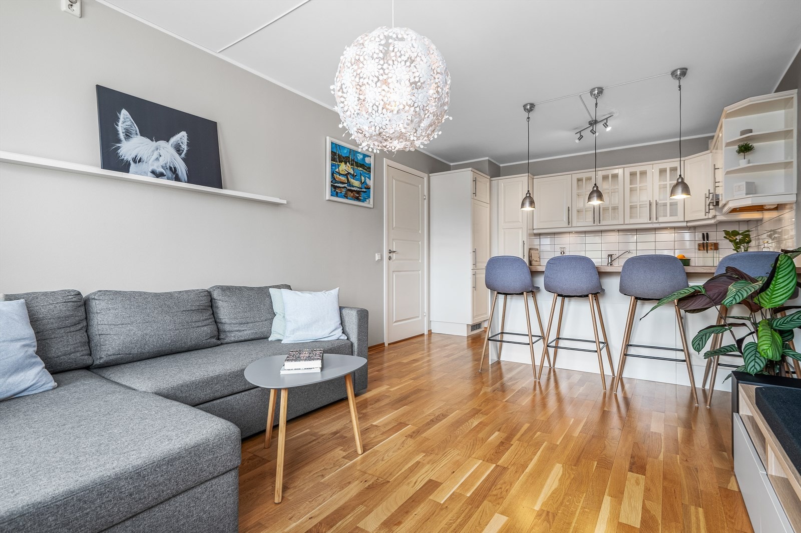Kjøkken og stuesonen i hovedleiligheten er på 21 m², med parkett på gulv. Galleribilde