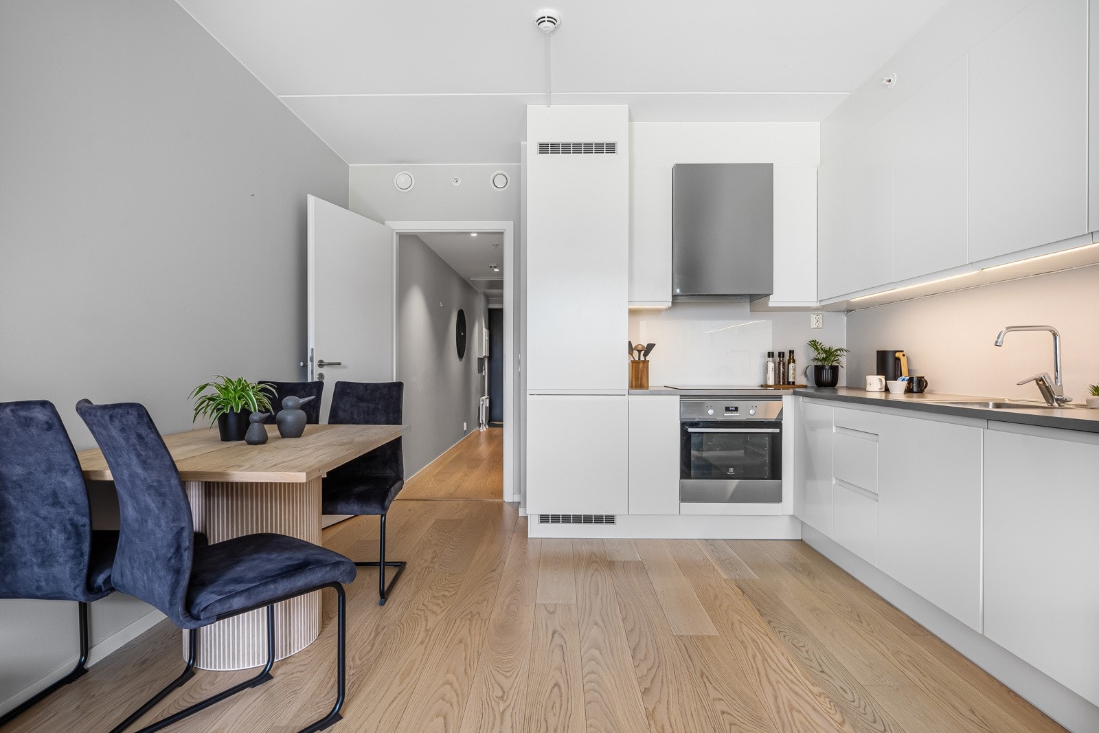 Ved kjøkkenet er det plass til et spisebord. Galleribilde