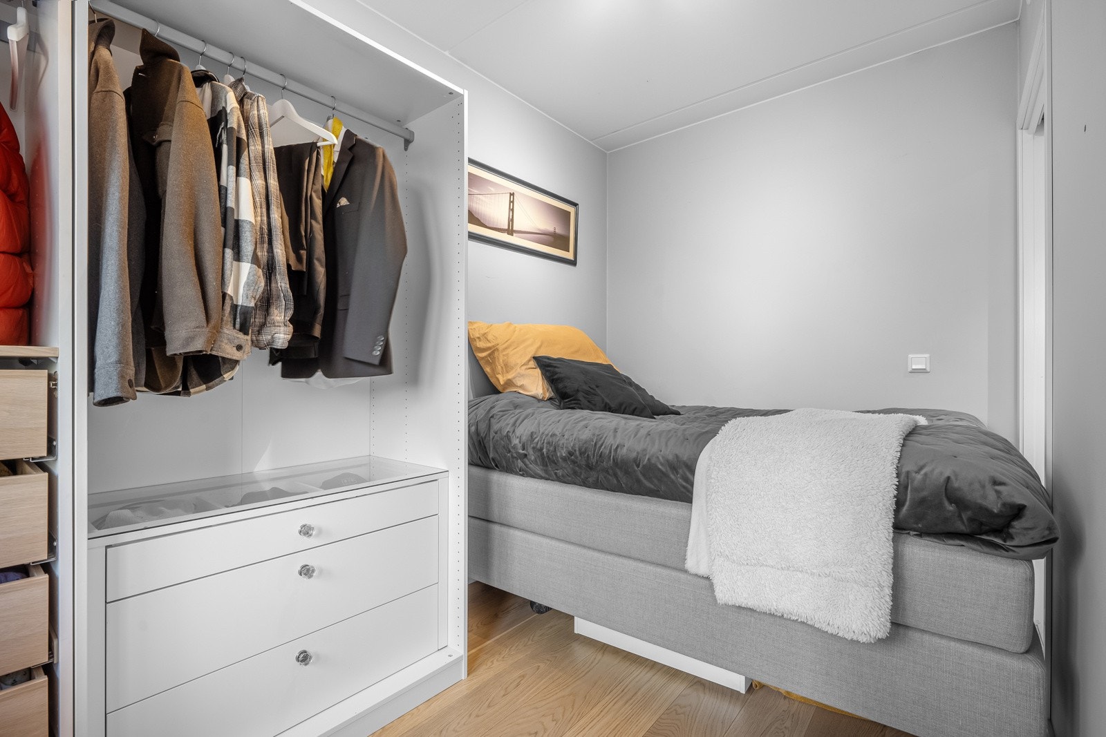 Soverommet har adkomst via to skyvedører fra entreen. Galleribilde