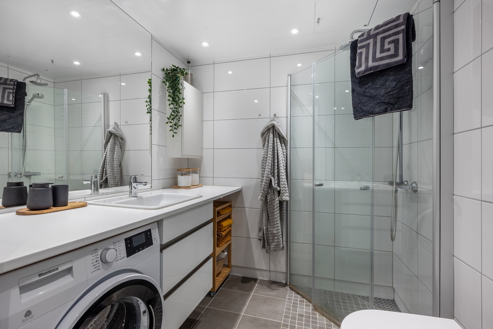 Det lekre badet har opplegg for vaskemaskin. Galleribilde