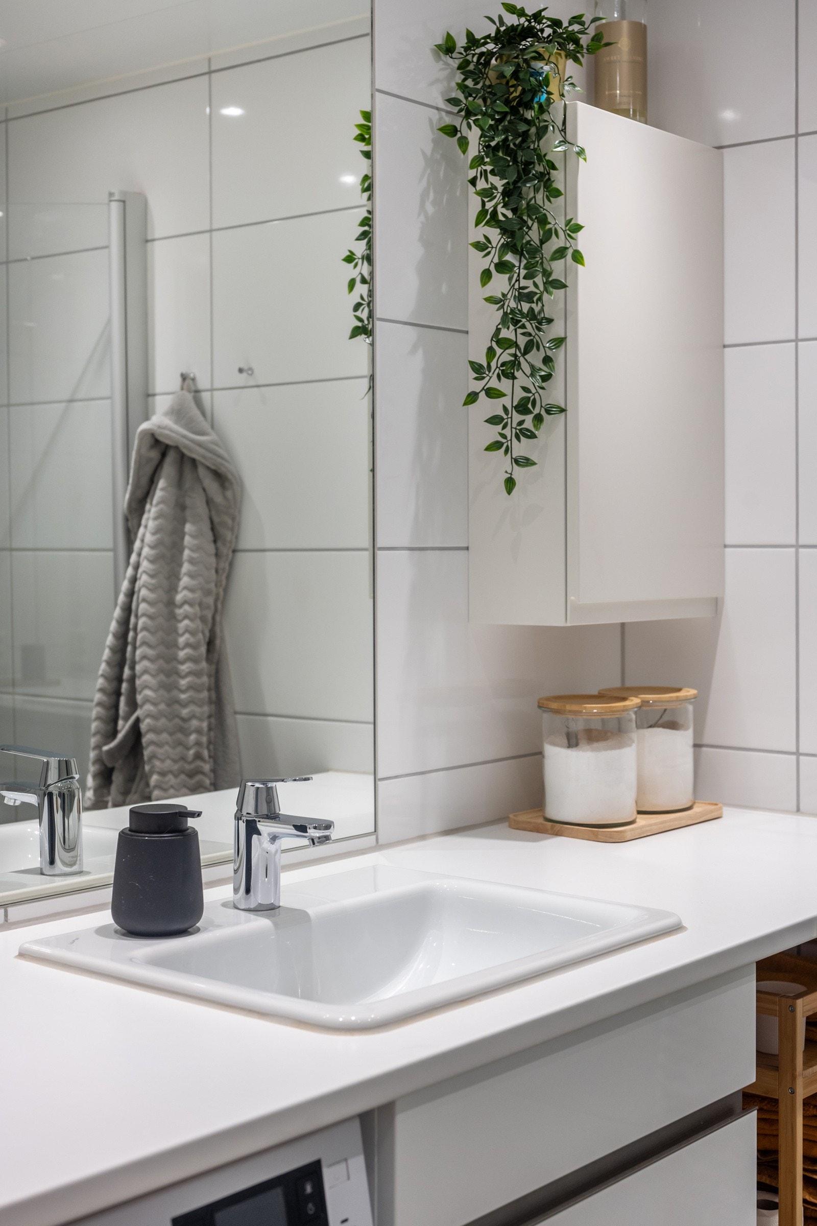 Innredningen har servant og skuffer under. Galleribilde