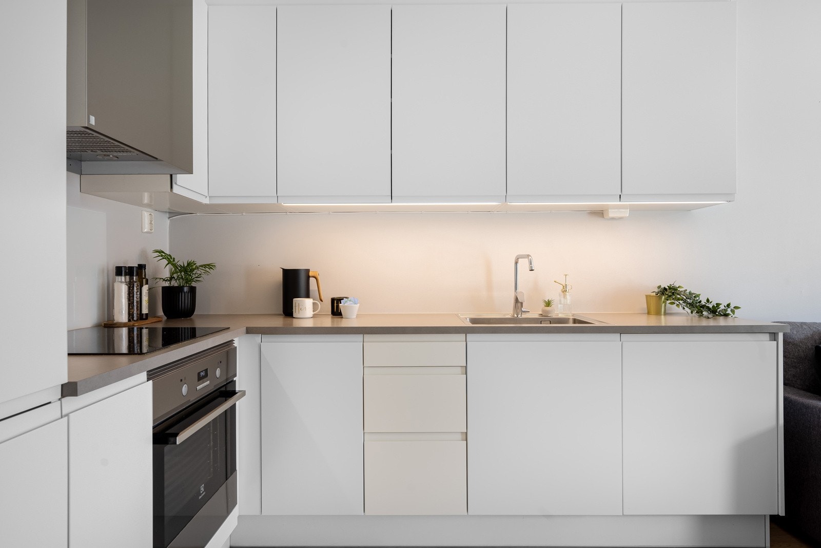 Kjøkkenet har moderne innredning med slette fronter og benkeplate i laminat. Galleribilde