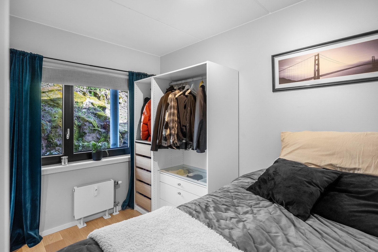 Det er god plass både dobbeltseng og garderobeskap på soverommet. Galleribilde