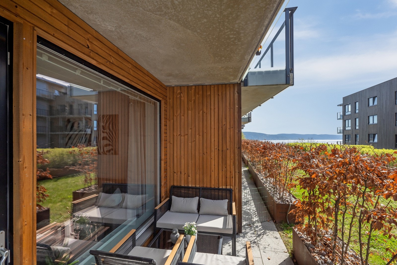 Fra stuen er det utgang til en skjermet markterrasse på 7 kvm. Galleribilde