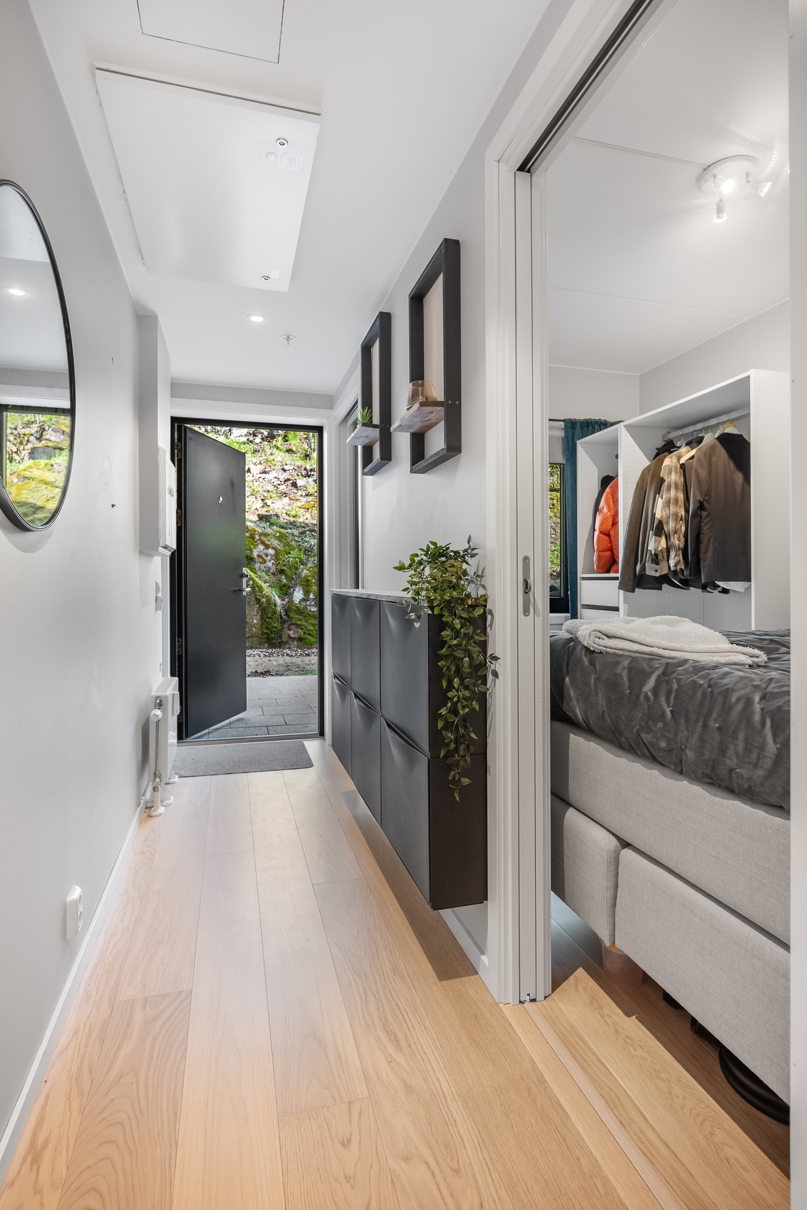 Vel inne i boligen møter vi en entré med lure oppbevaringsløsninger for sko. Galleribilde