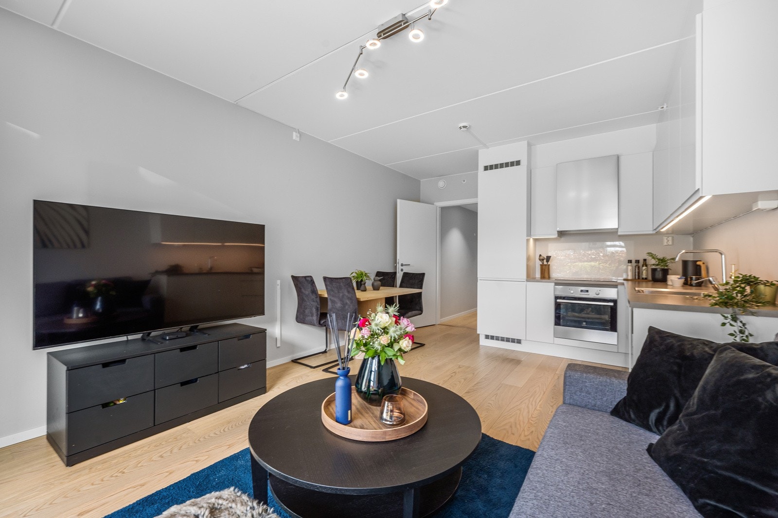 Hele boligen har 1-stavs parkettgulv og det er balansert ventilasjon. Galleribilde