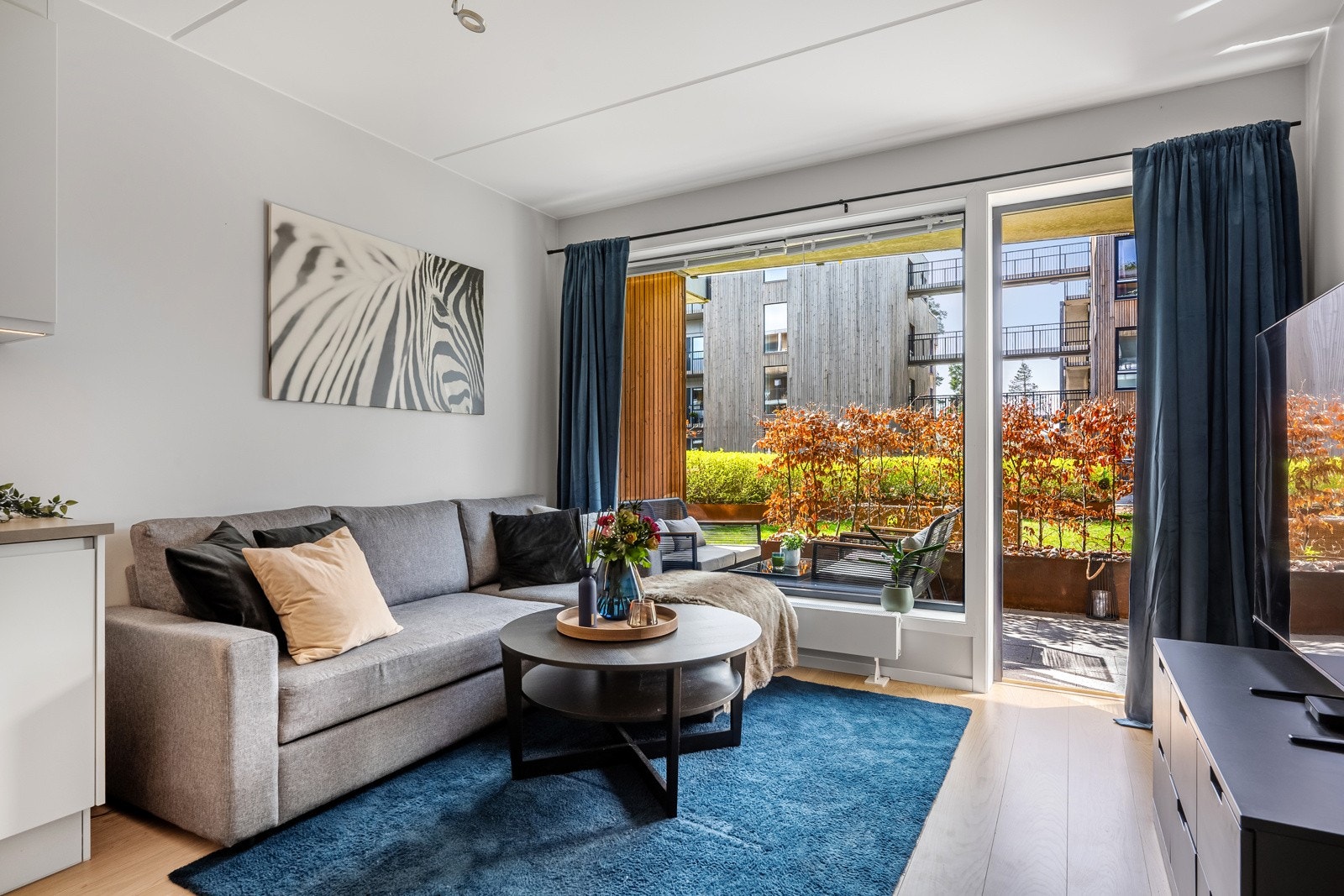 Hele endeveggen er vindu og terrassedør, dette sikrer godt med lysinnslipp. Galleribilde