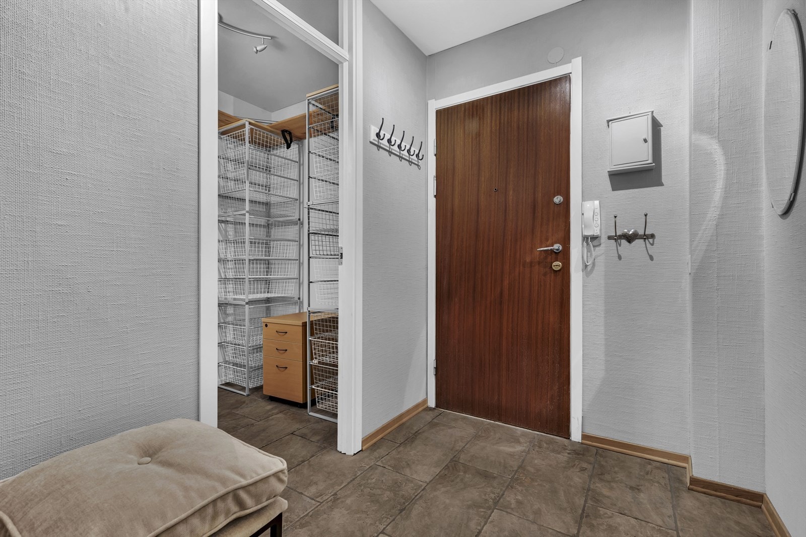 Romslig entré med adkomst til en bod som kan benyttes som garderobe Galleribilde