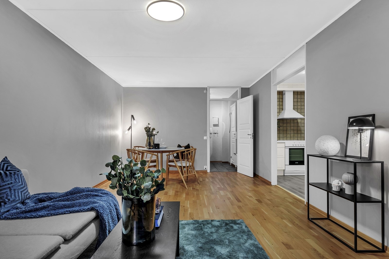 I stuen er det god plass til spisegruppe Galleribilde