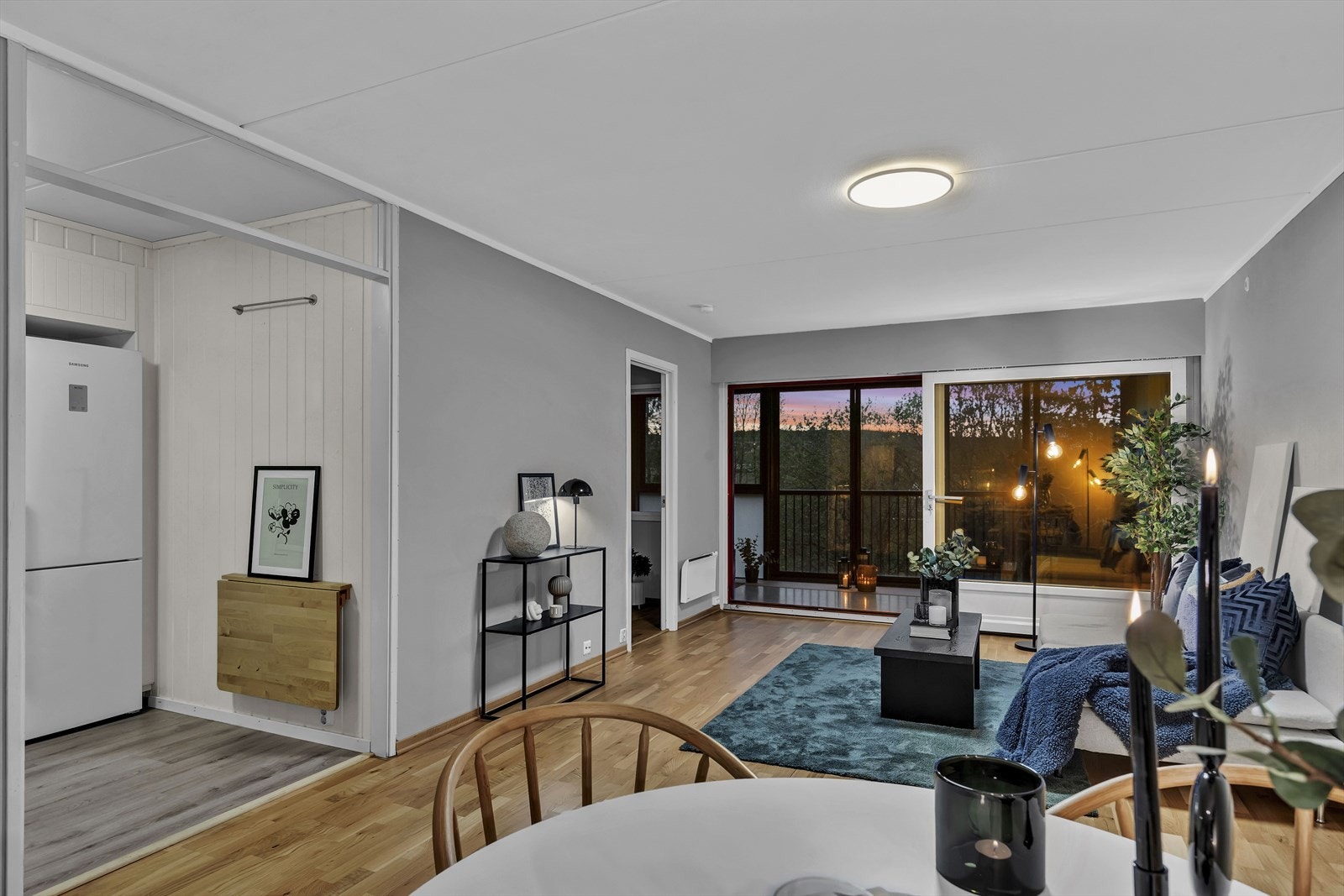 Boligen disponerer en matbod i kjeller på ca 0,5m2 og en utebod på ca 1m2 Galleribilde