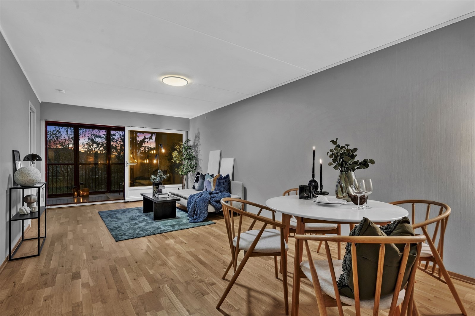 Luftig stue med store vindusflater som slipper inn godt med naturlig lys, og skaper en god atmosfære Galleribilde