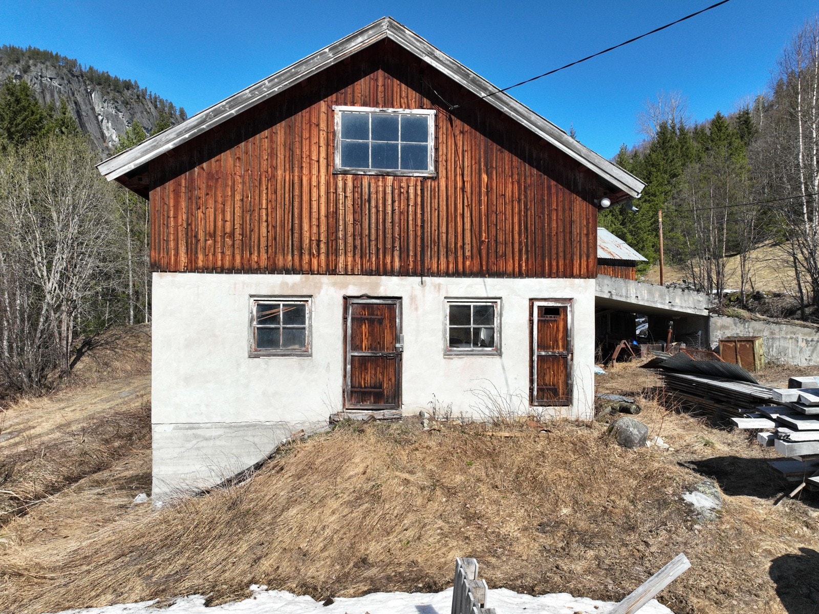 Driftsbygning med fjøs opprinnelig fra 1920 Galleribilde