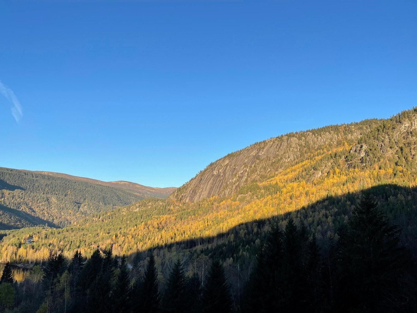 Naturvakre omgivelser med fjell, daler og vann Galleribilde