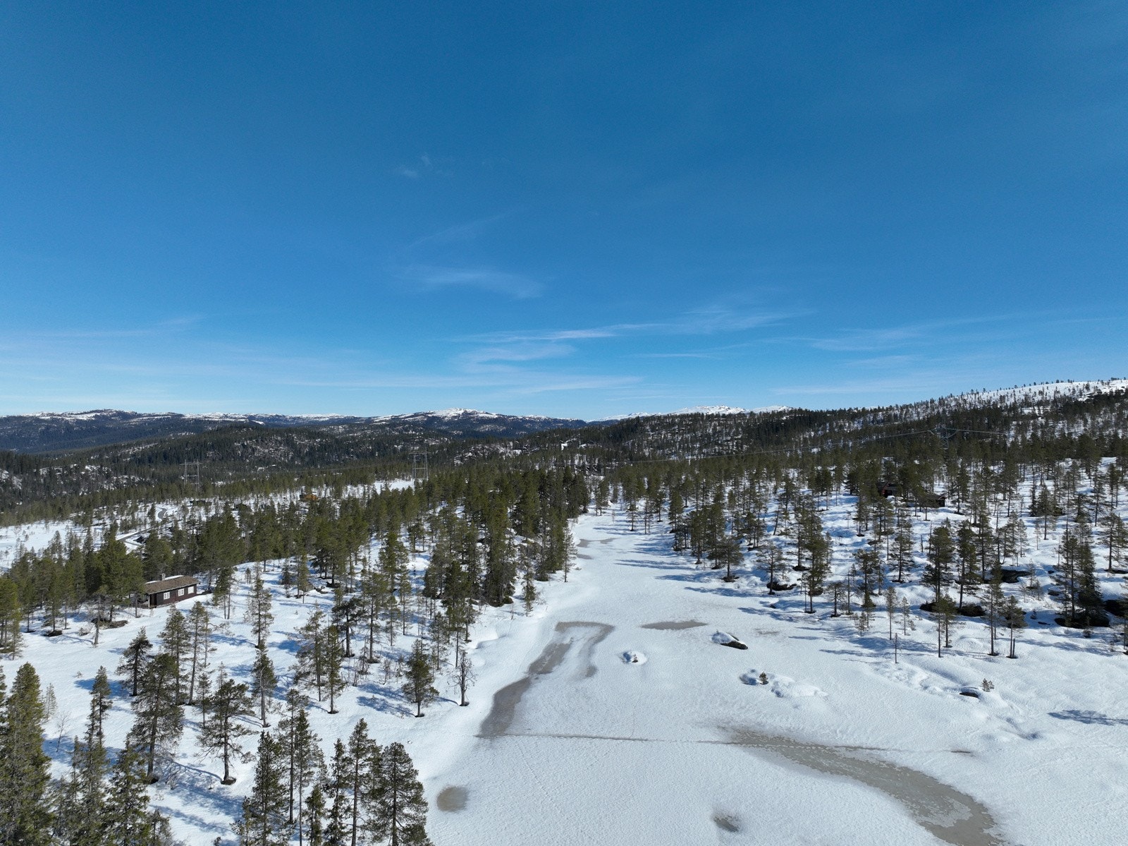 Naturvakre omgivelser med fjell, daler og vann Galleribilde