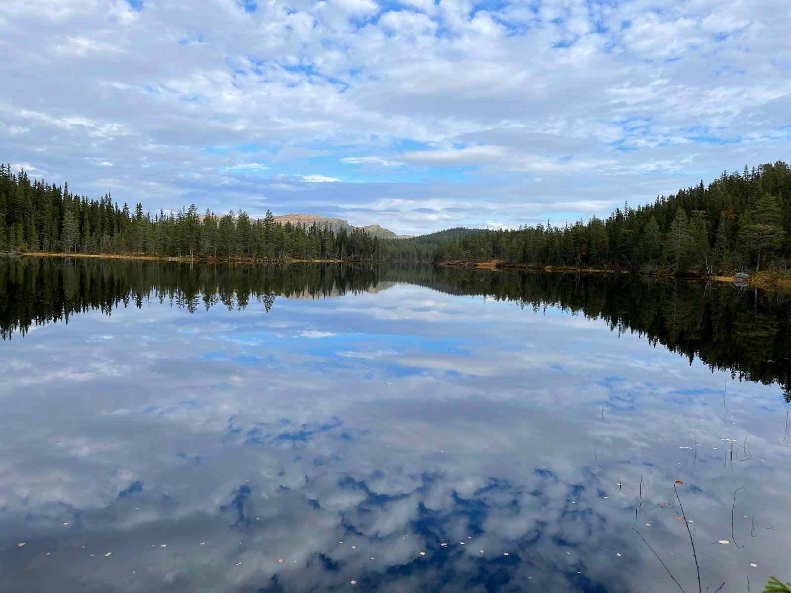 Naturvakre omgivelser med fjell, daler og vann Galleribilde