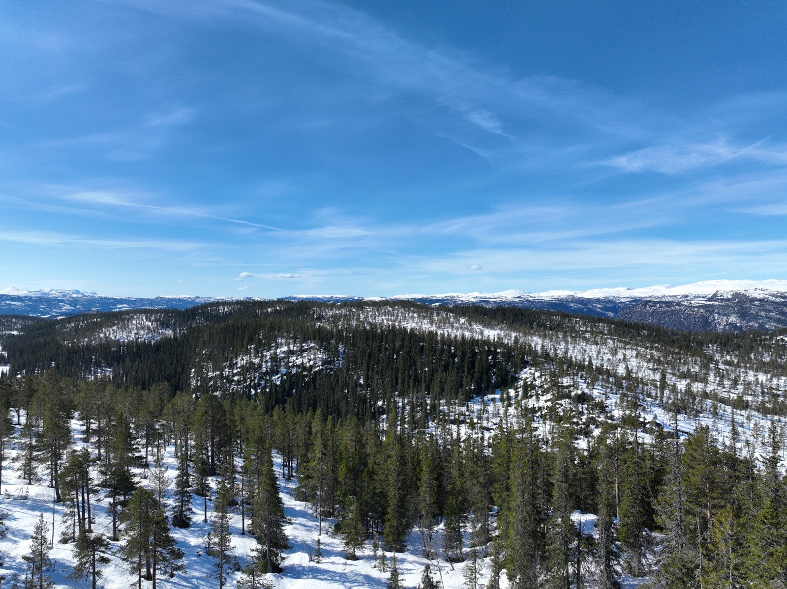 Naturvakre omgivelser med fjell, daler og vann Galleribilde