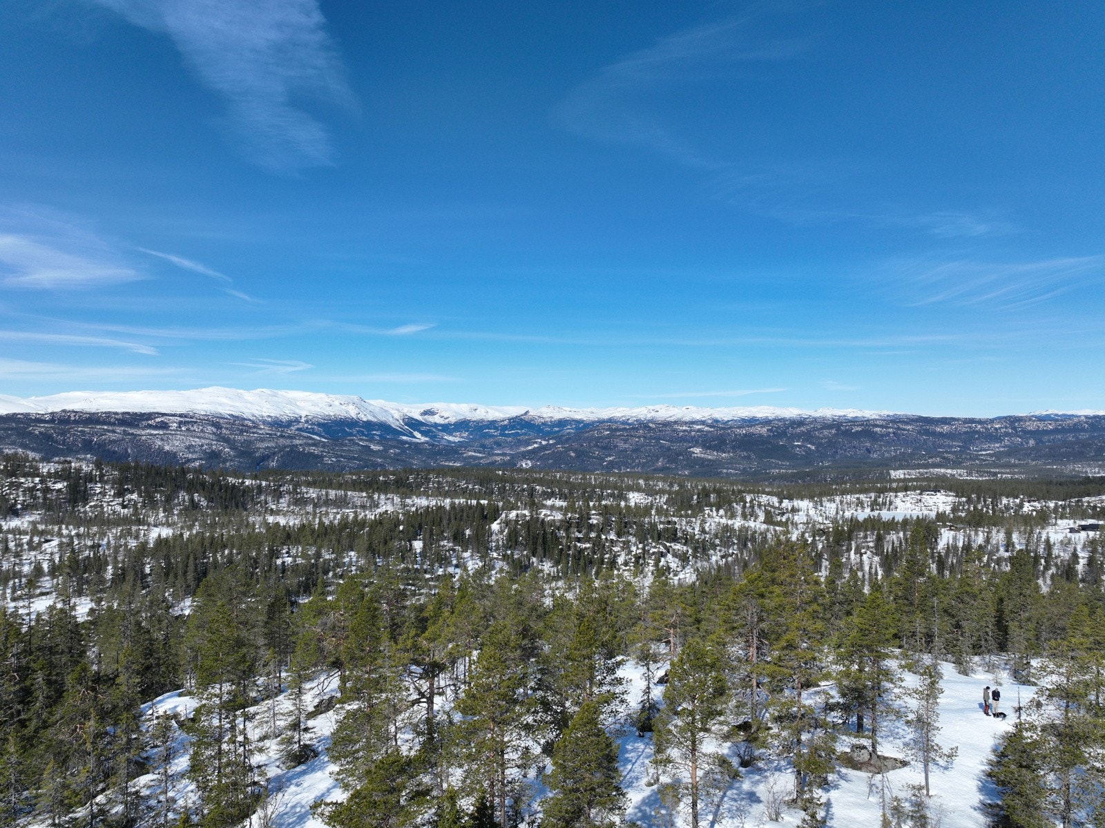 Naturvakre omgivelser med fjell, daler og vann Galleribilde