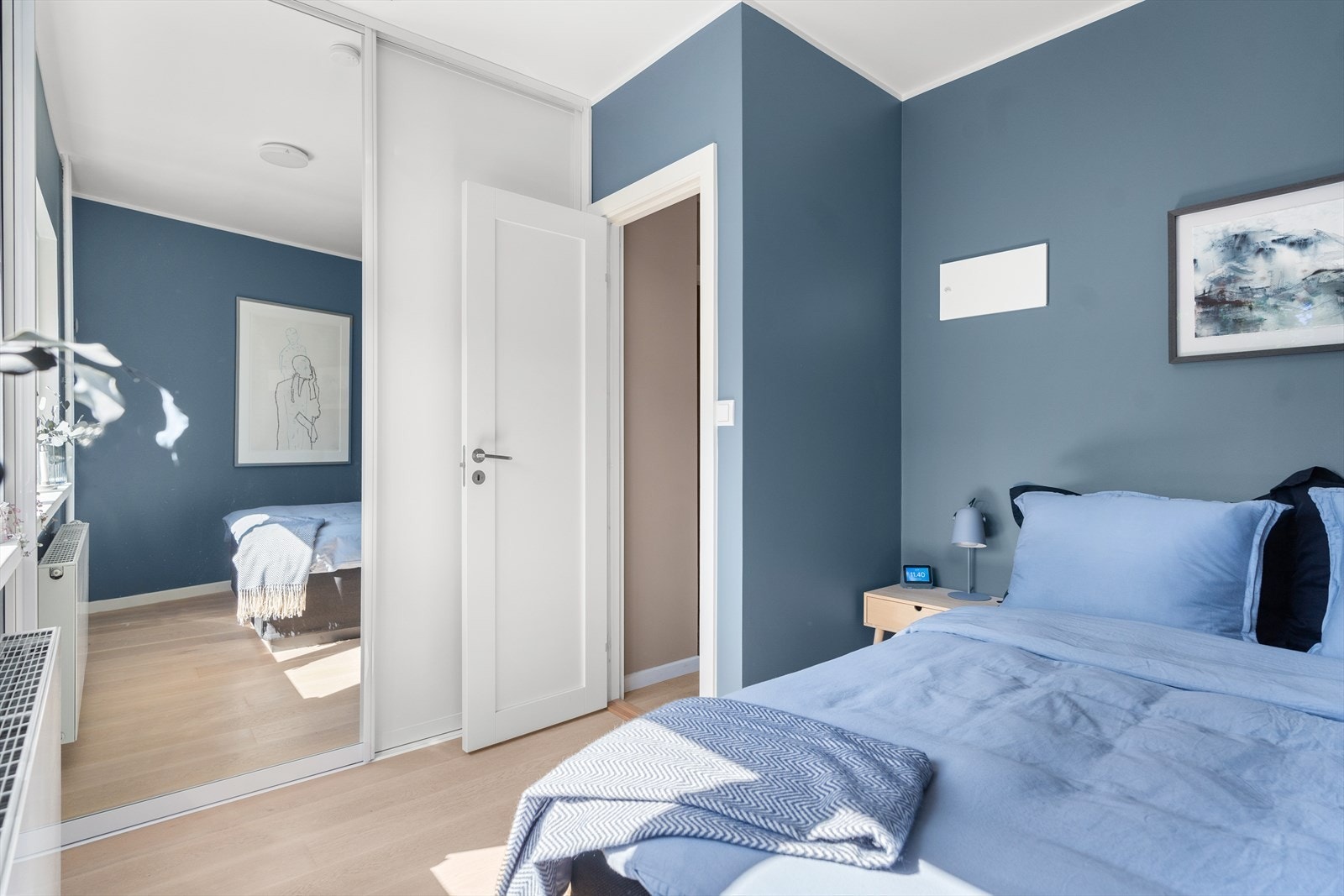 Du finner to romslige soverom, begge med skyvedørsgarderobe. Galleribilde