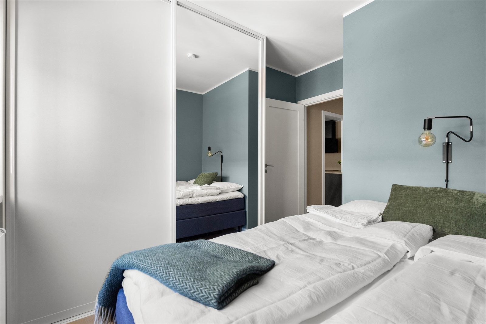 Her finner du som nevnt også skyvedørsgarderobe. Galleribilde