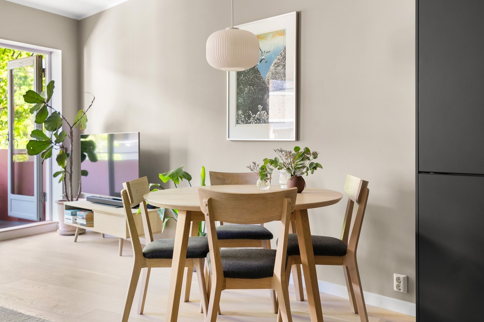 Fyring, varmtvann, tv og internett er inkludert i de månedlige felleskostnadene. Galleribilde