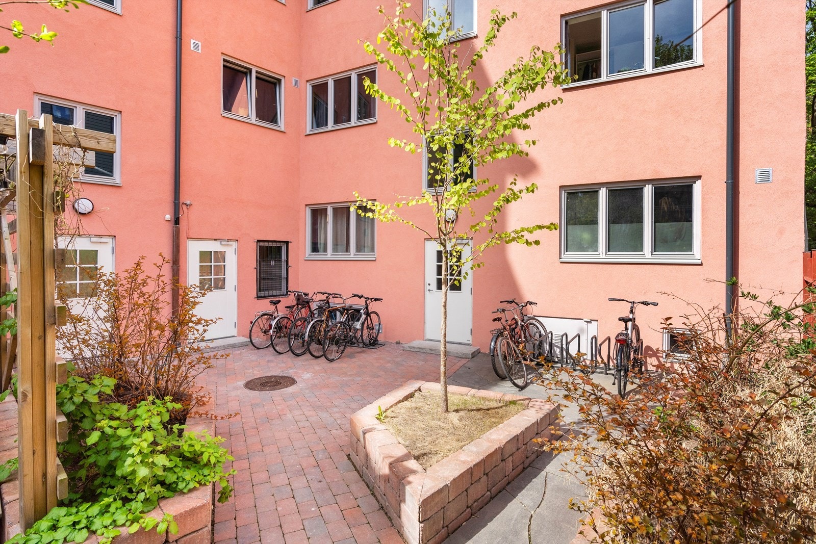 Beboerne har tilgang til en skjermet felles bakgård. Galleribilde