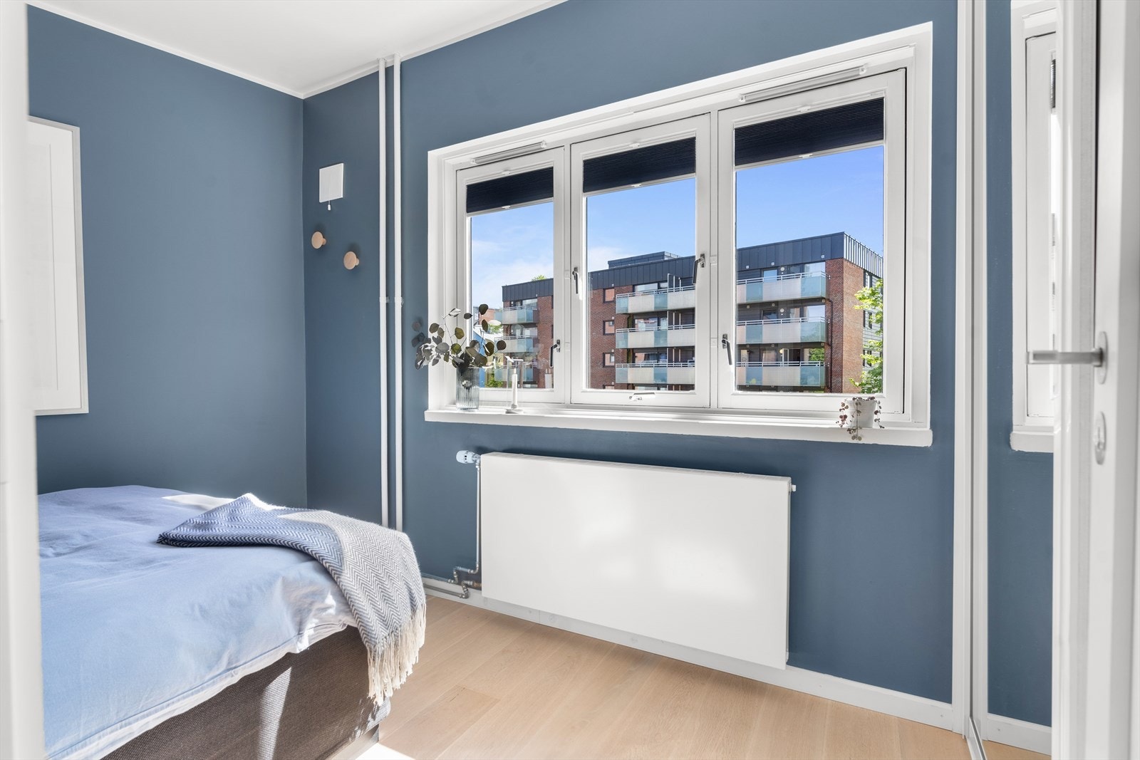 Soverommene ligger i hver sin ende av leiligheten. Galleribilde