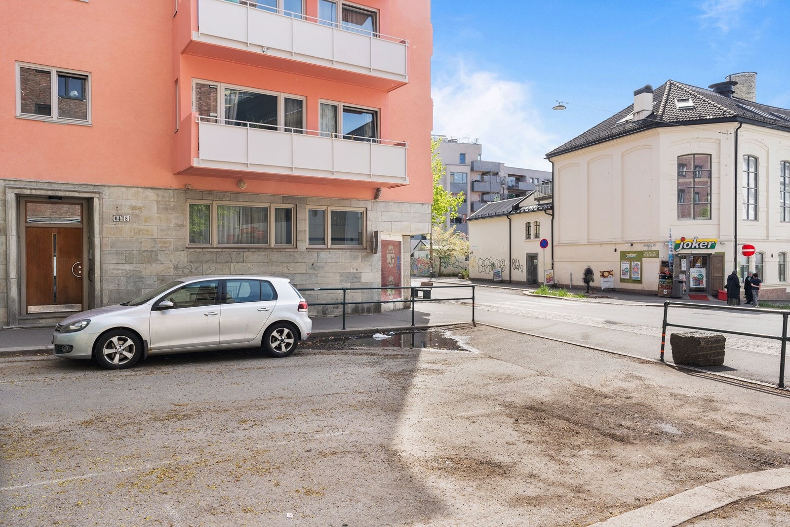 Rett utenfor blokka er det tre parkeringsplasser. Les mer under punktet "Parkering" i salgsoppgaven. Galleribilde