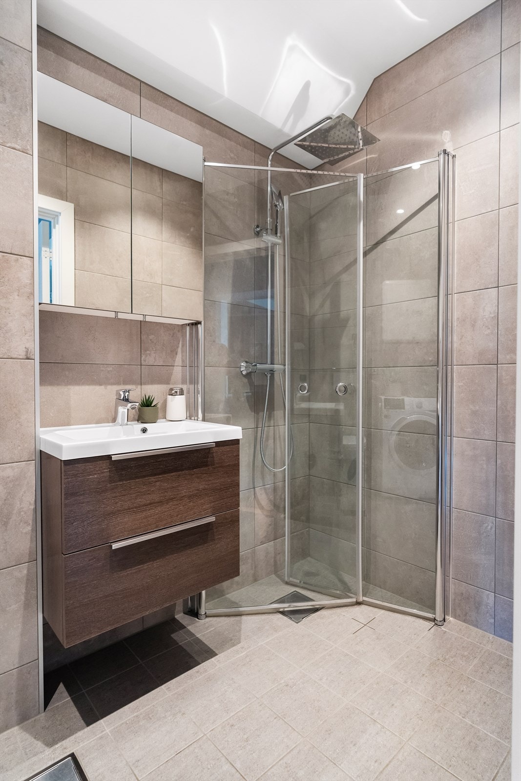 Delikat baderom med gulvvarme og downlights. Galleribilde