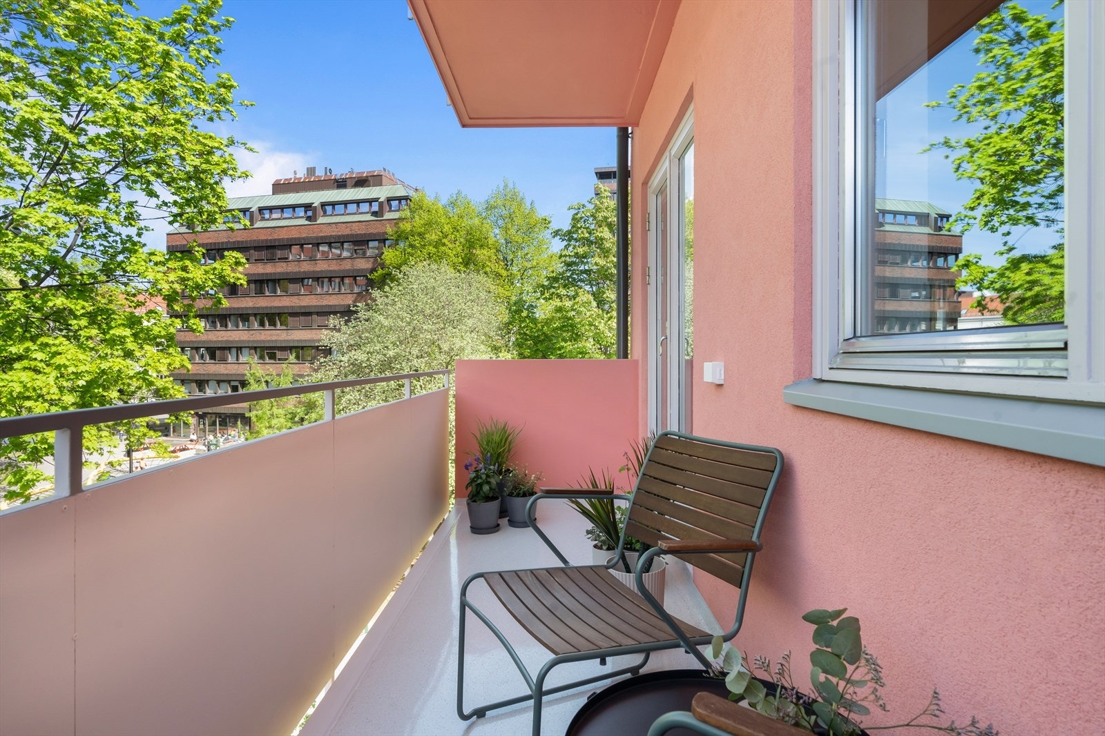 Her kan du nyte sola på ettermiddagen og kvelden. Galleribilde