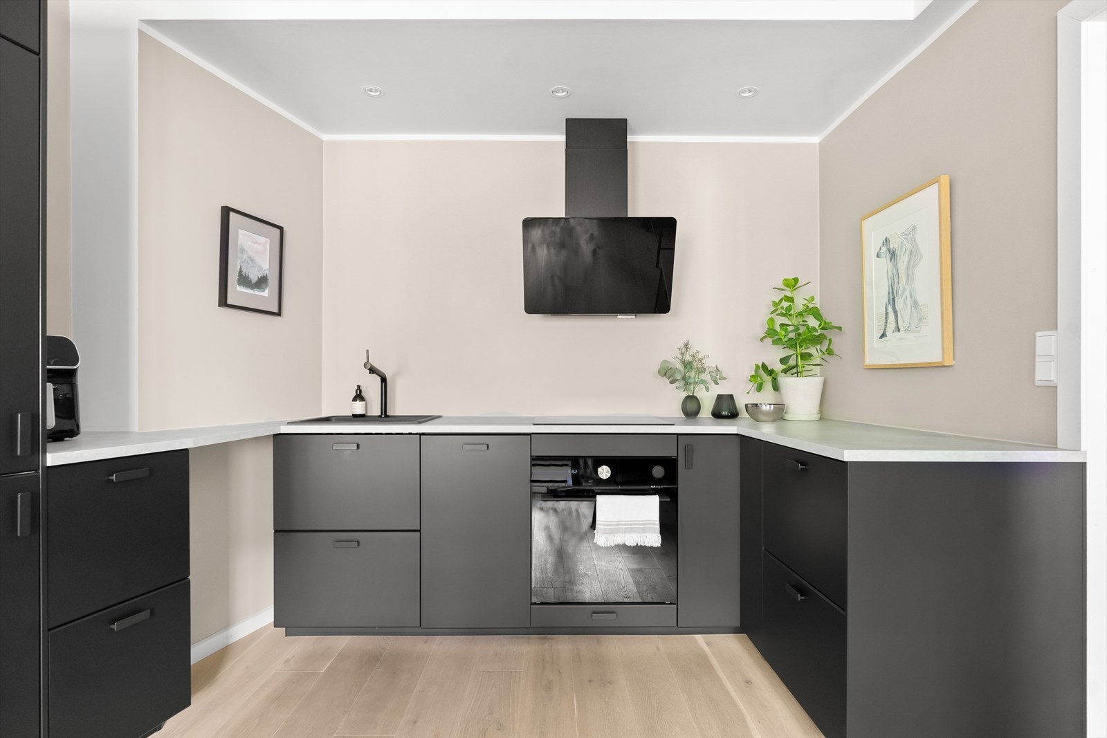 Lekker kjøkkeninnredning som kler rommet godt. Galleribilde