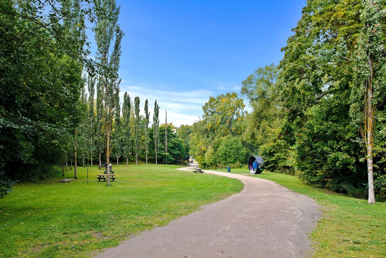 Alnaelven og Svartdalsparken er nærmeste nabo. Dette er et svært populært friluftsområde i nabolaget. Galleribilde