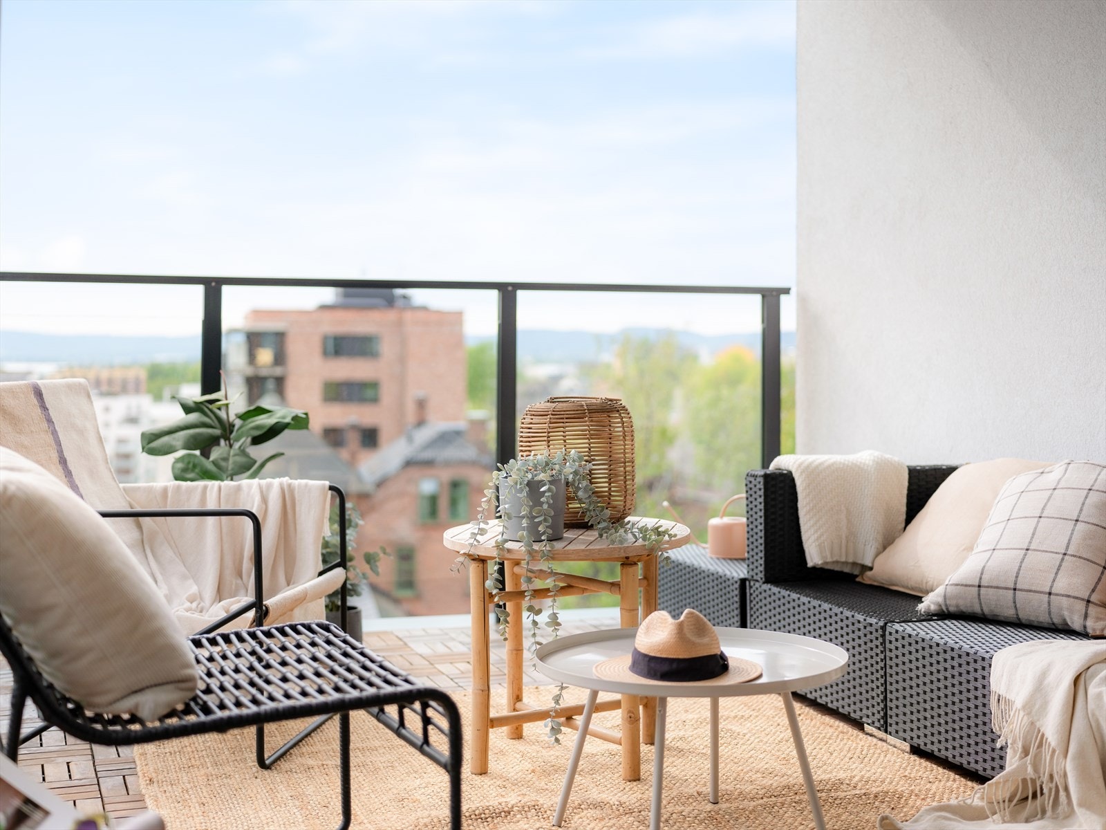Her kan du innrede med en stor loungegruppe i tillegg til uteplanter og en stemningsfyll utebelysning. Det er tillatt med både elektrisk og gassgrill. Galleribilde