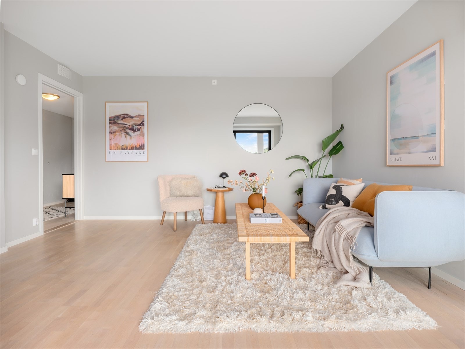 Det er god plass til en stor sofagruppe med tilhørende stuebord. En veggmontert Airthings Wave Plus i stue medfølger. Dette er en smart luftmåler og radonmåler som gjør at man kan overvåke kvalitet på luft og lufte, eller tilføre fukt ved behov. Galleribilde