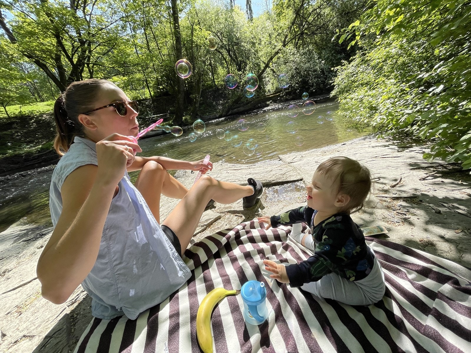 "Vi har ofte nytt piknik på svaberget rett utenfor bygget, en oase i egen hage, og vi har grillet pølser og marshmallow på borettslagets etablerte bålhjørne rett ved elven. Galleribilde