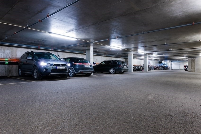 Garasjeplass nummer 36 med elbil-lader i garasjeanlegget følger leiligheten. Galleribilde