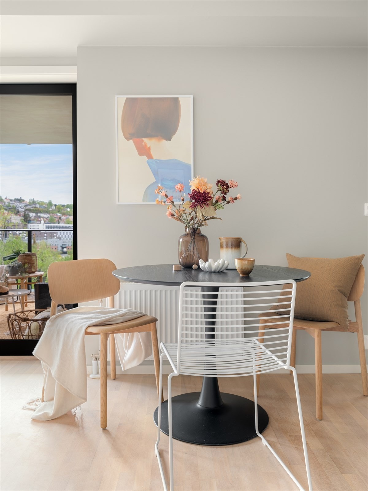 Det er god plass til et spisebord i tilknytning til kjøkkenet. Rundt bord eller langbord? Du bestemmer. Galleribilde