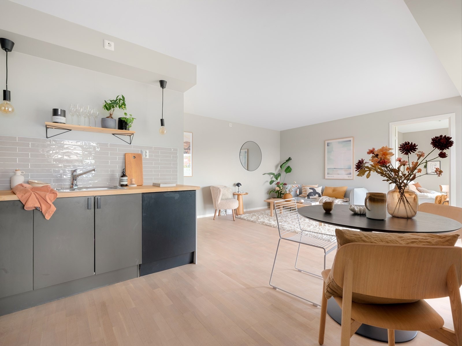 Her kan kokken svinge seg rundt og fortsatt holde samtalen i gang med sine gjester. Galleribilde