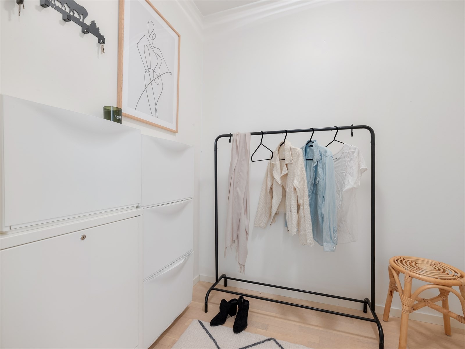 Stort og praktisk omkledningsrom like ved inngangsdøren. Galleribilde
