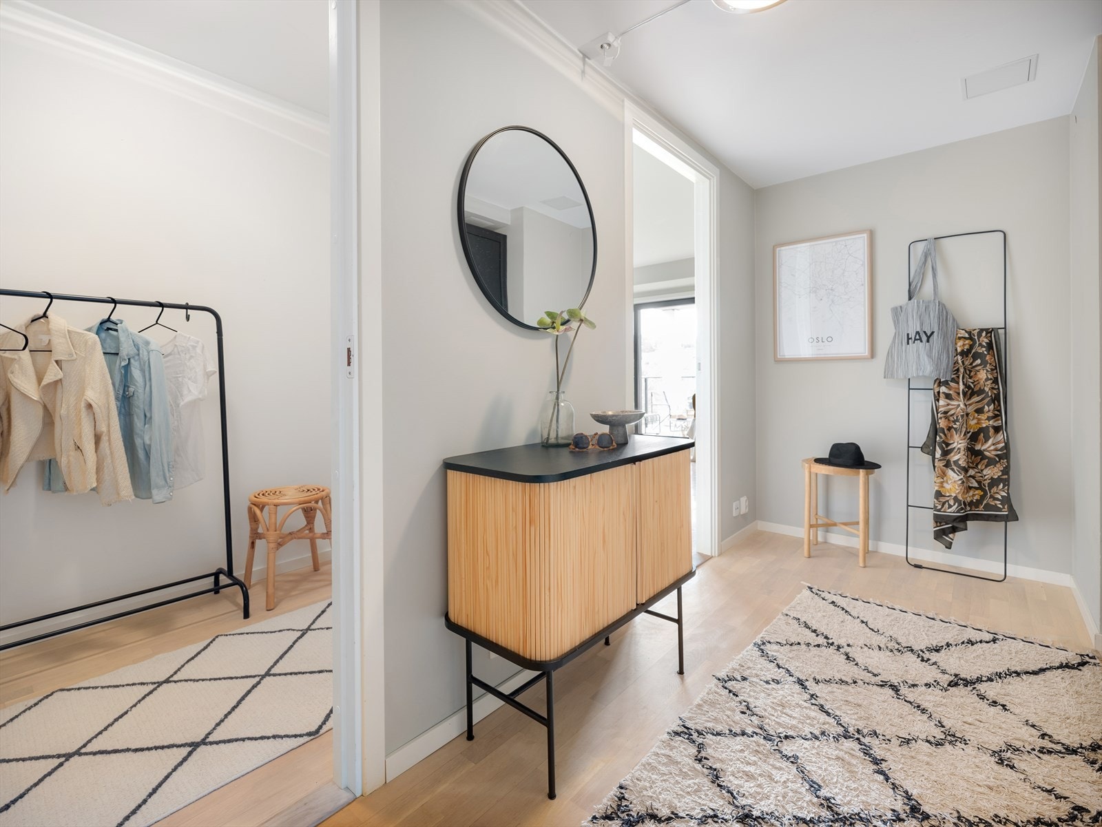 Inngangspartiet er lyst og luftig og gir et veldig godt førsteinntrykk av leiligheten. Galleribilde