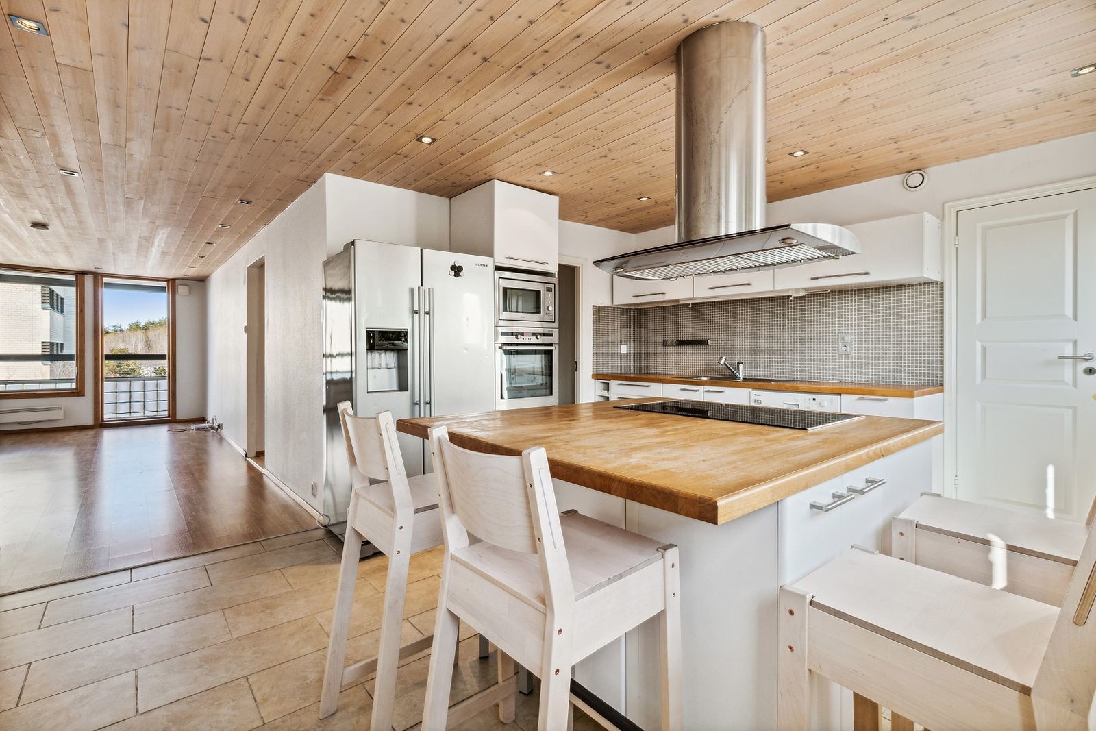 Stort og flott kjøkken med mye skap- og benkeplass. Galleribilde