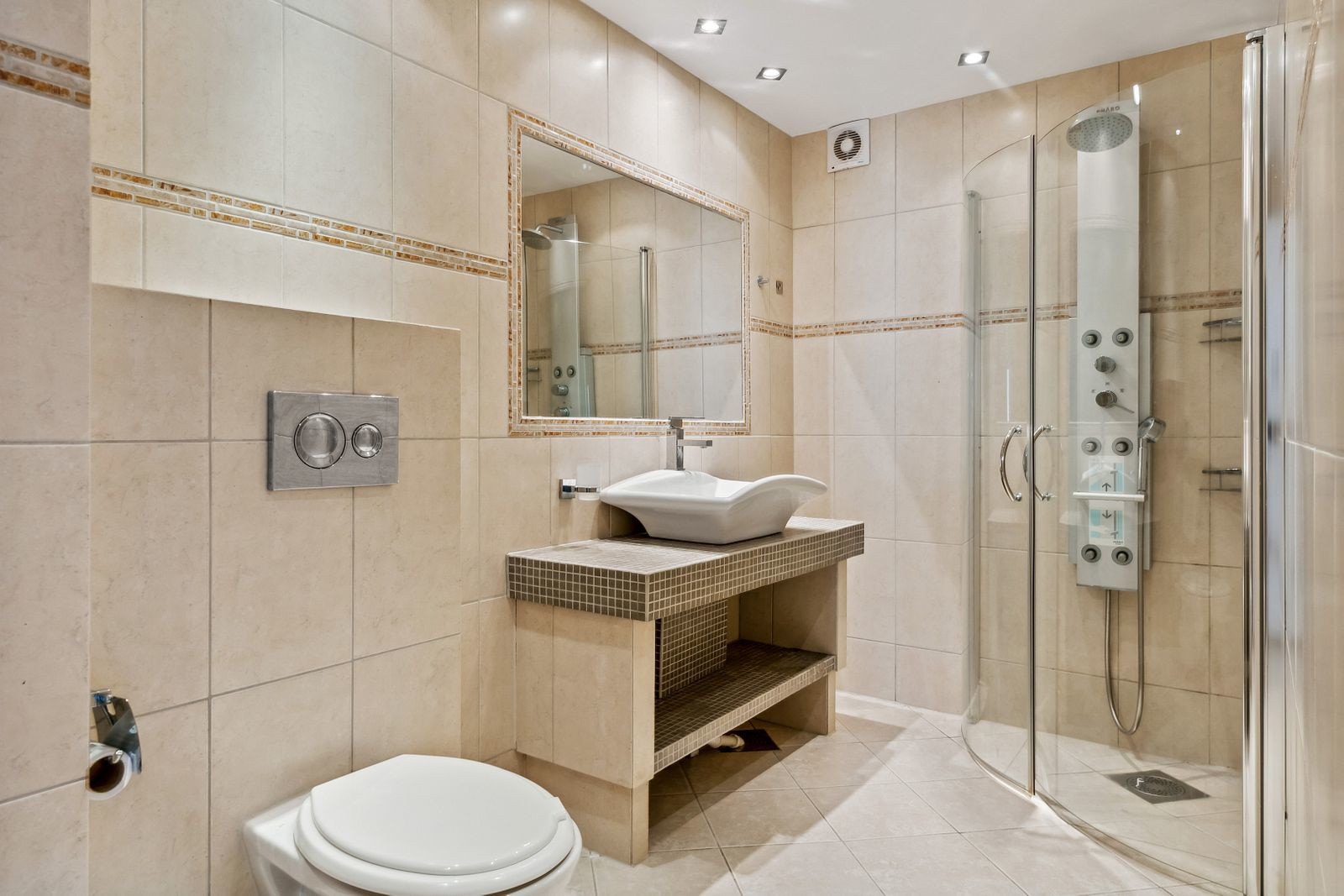 Stort bad med gulvvarme. Det er vedtatt nytt bad i regi av borettslaget. Planlagt gjennomført i 2024. Galleribilde