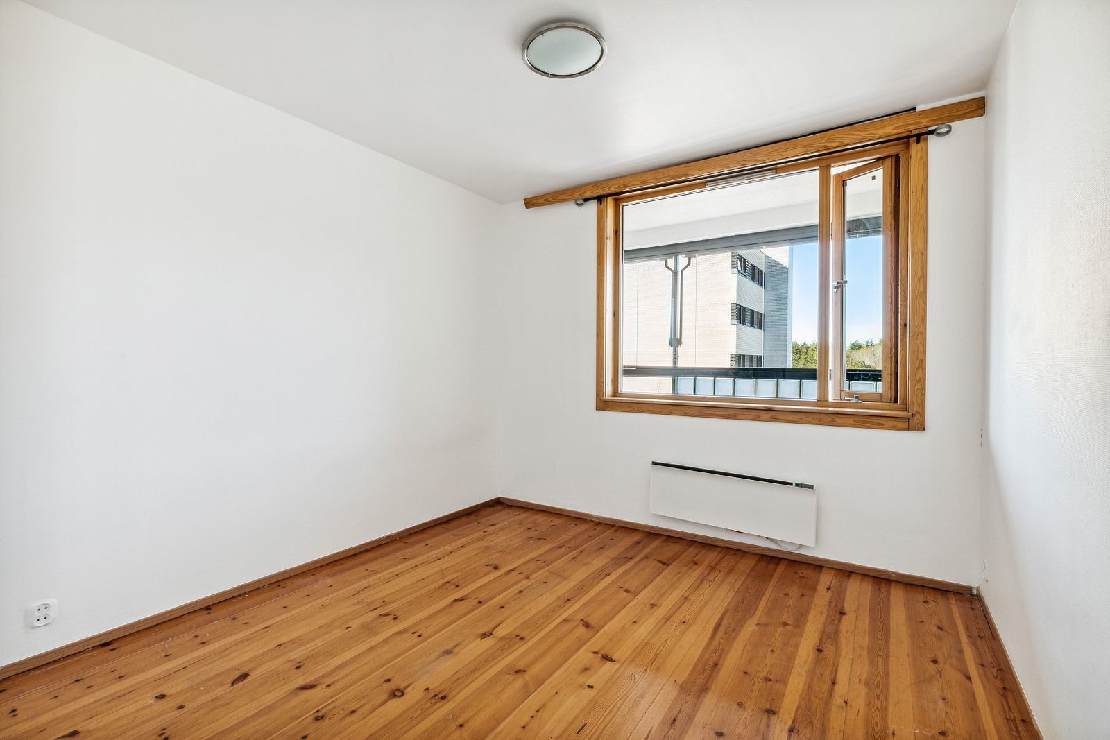 Romslig soverom med god plass til dobbeltseng, nattbord og diverse Galleribilde