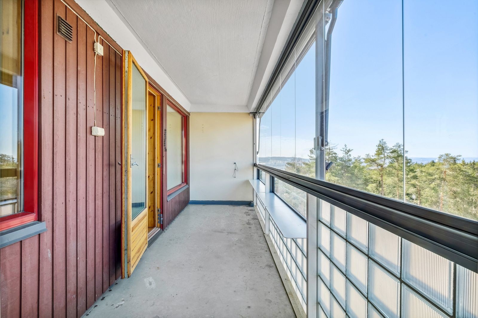 Dette er en romslig og familievennlig 3-roms andelsleilighet i et veldrevet borettslag på Romsås. Galleribilde