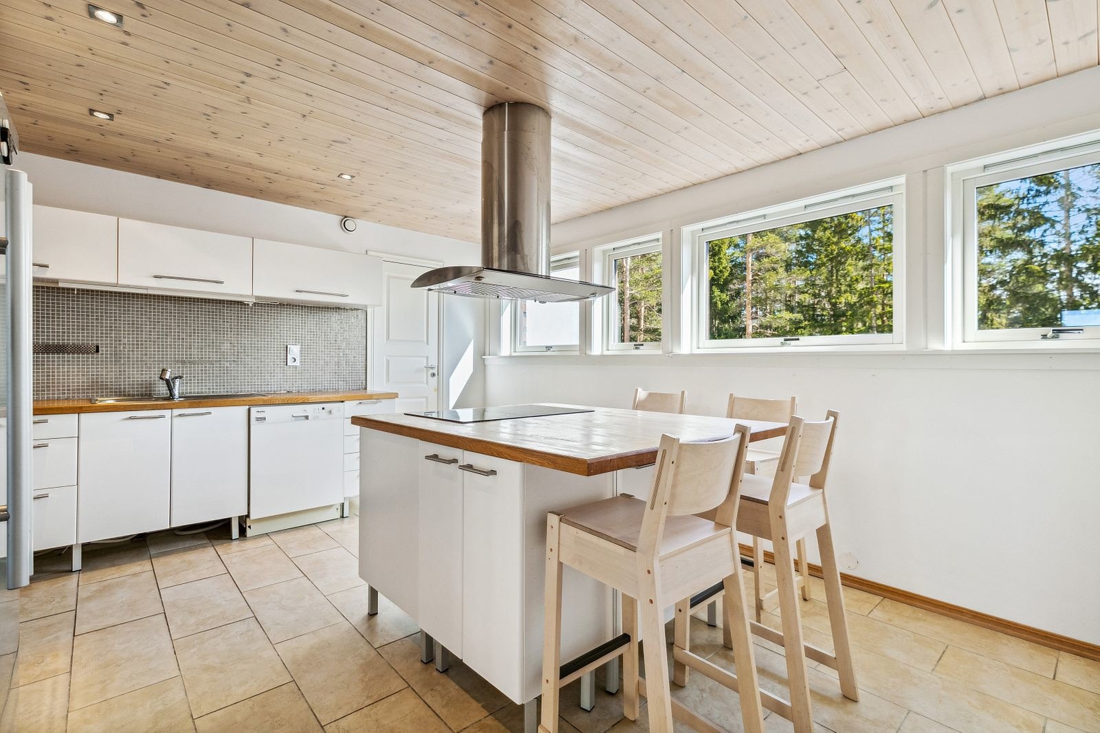 Her får du ekstra spiseplass. Kjøkkenet er meget arbeidsvennlig. Galleribilde