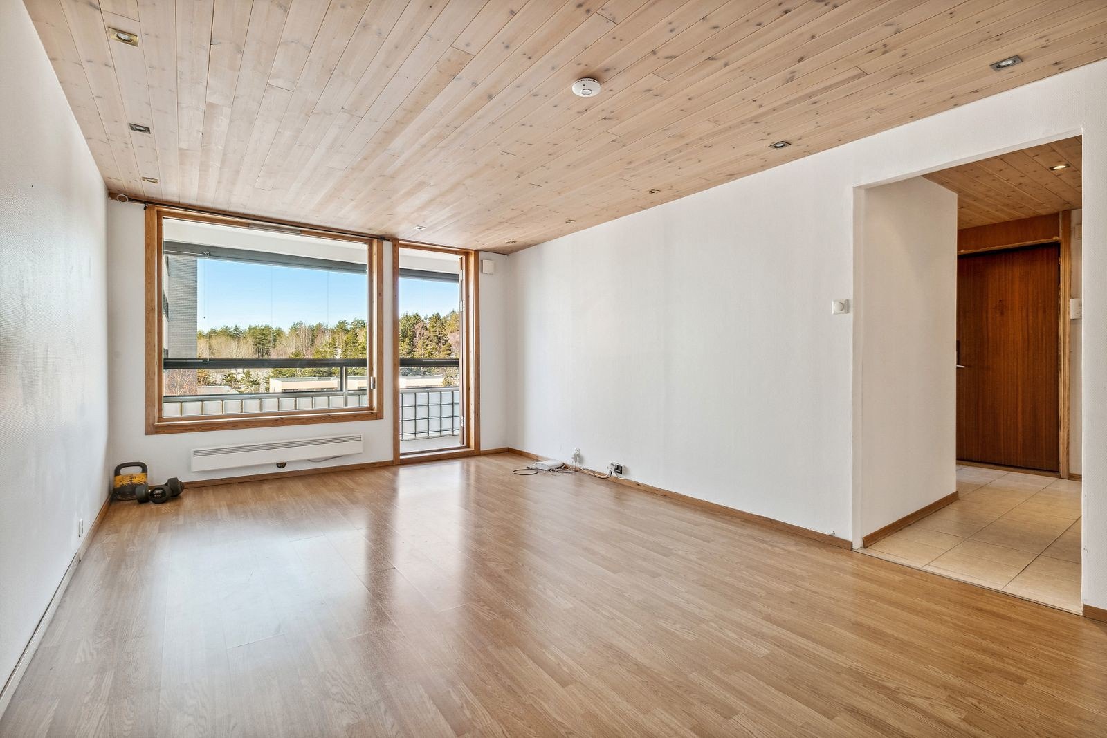 Utgang fra stue til vestvendt balkong på 12 kvm. Balkongen er romslig og har god plass til sittegrupper og diverse. Galleribilde