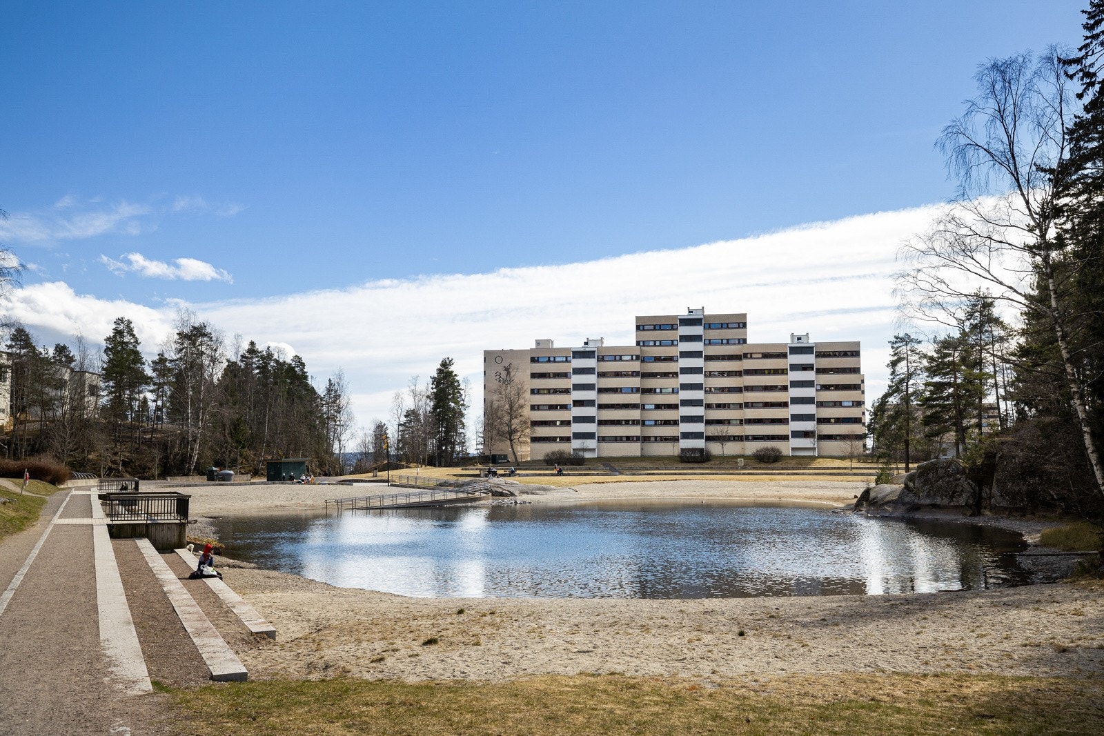 Svarttjernparken er en populær møteplass for Romsåsbeboerne og andre i nærområdet. I parken er det anlagt gangveier med god fremkommelighet og på stranden er det også en rampe ut i vannet, slik at det er mulig for alle å bade. Galleribilde